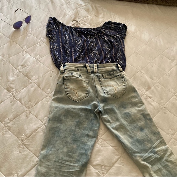 Distressed light wash jeans with butt enhancement - Picture 4 of 4